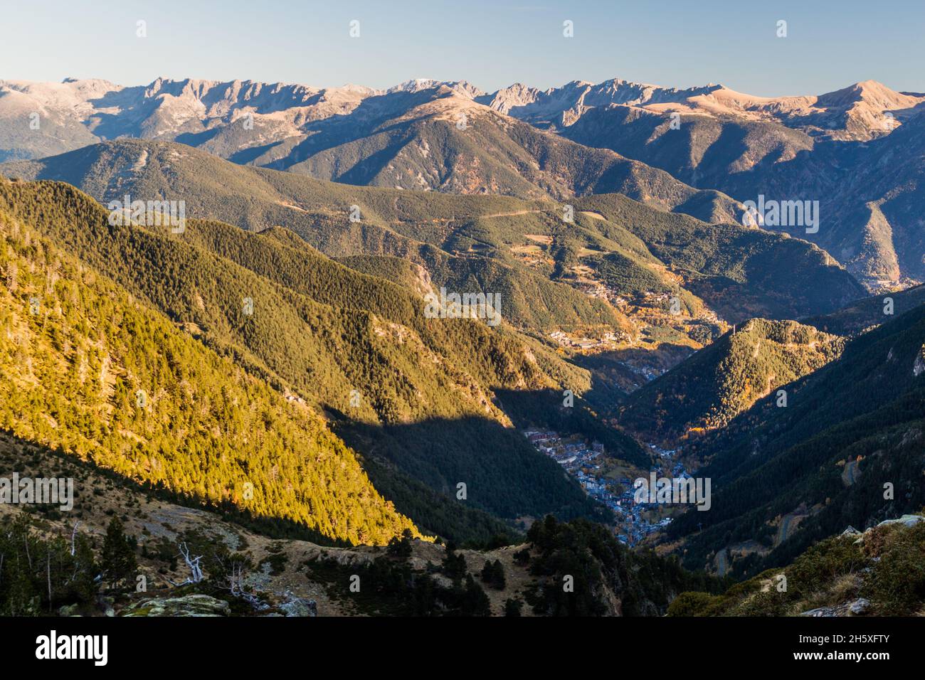 Montagne intorno alla valle di Arinsal in Andorra Foto Stock
