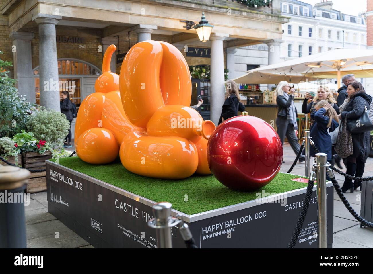 Balloon dog, una collezione d'arte dell'artista Whatshisname a Covent Garden London Inghilterra Foto Stock