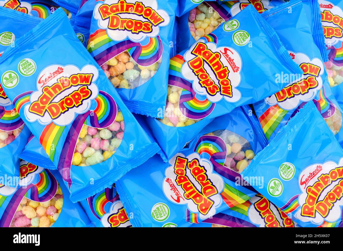 Swizzels Matlow rainbow Drops 10g Pack zucchero rivestito mais e riso dolciumi Foto Stock