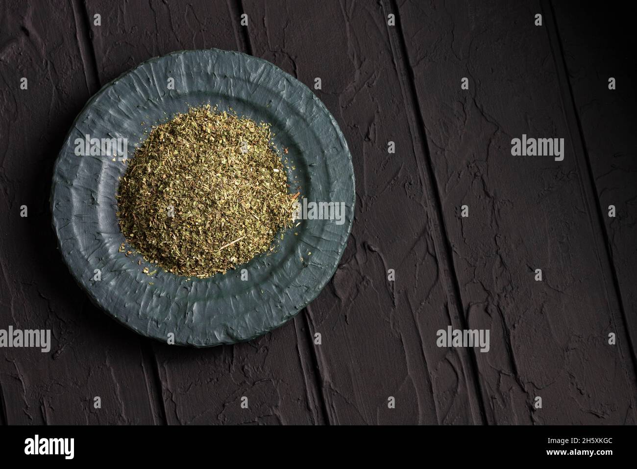 Foglie di dragoncello organico essiccato in ciotola - Artemisia dracunculus Foto Stock