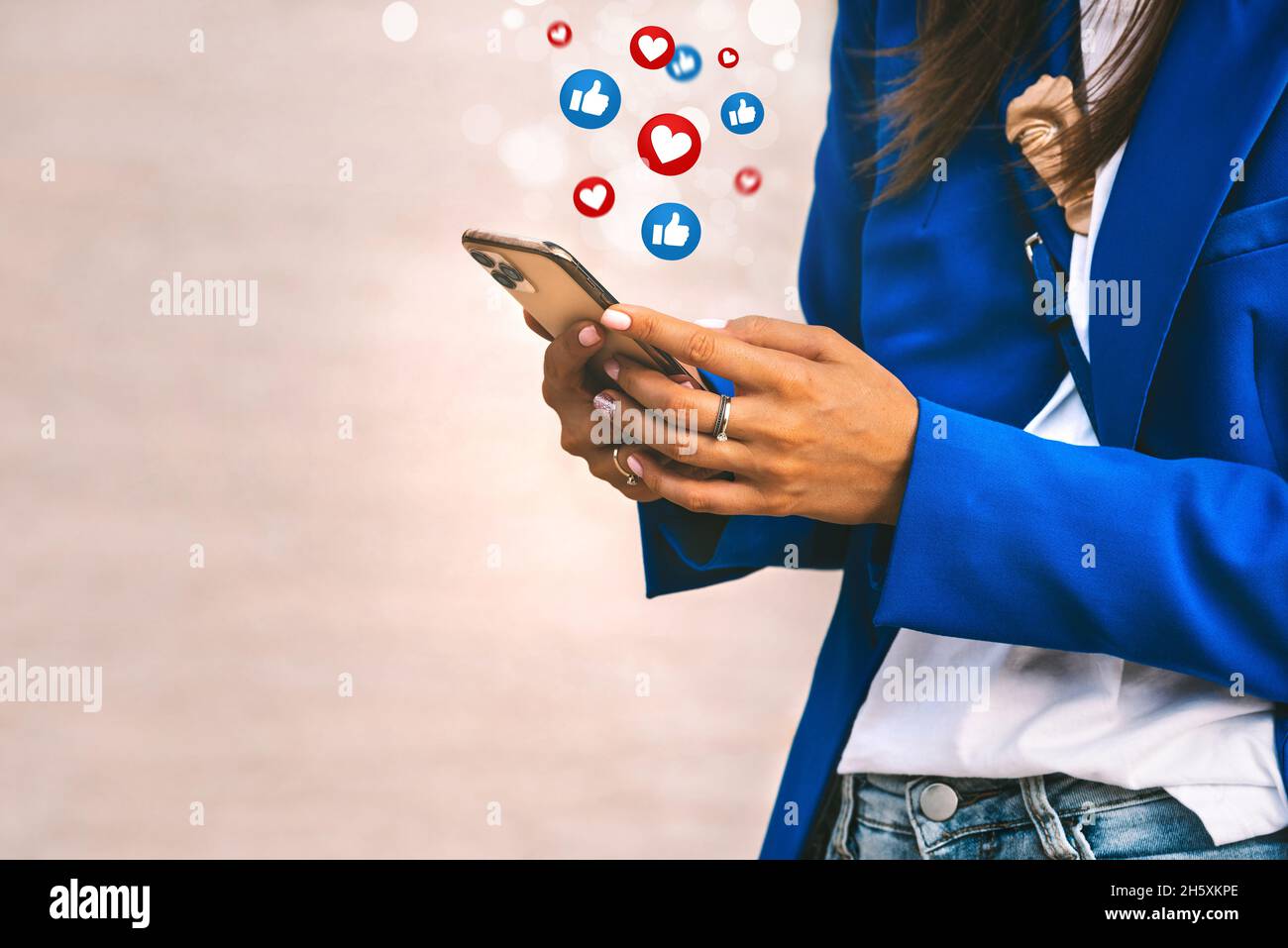 Giovane donna che usa lo smartphone. Concetto di live streaming video o social media. Spazio per copiare il messaggio di testo Foto Stock