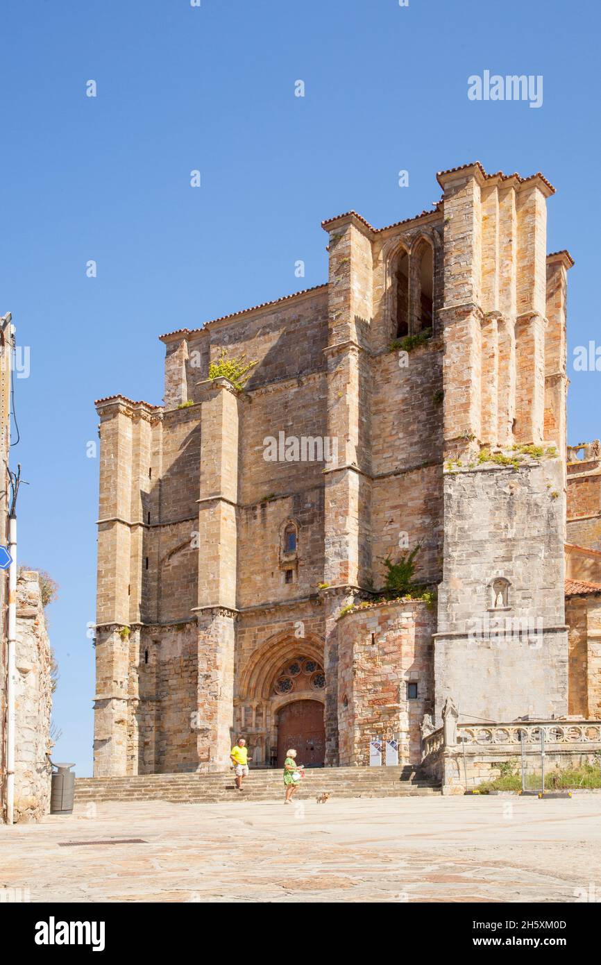 La chiesa medievale di Santa María de la Asunción nella località balneare cantabrica spagnola di Castro Urdiales nord della Spagna Foto Stock