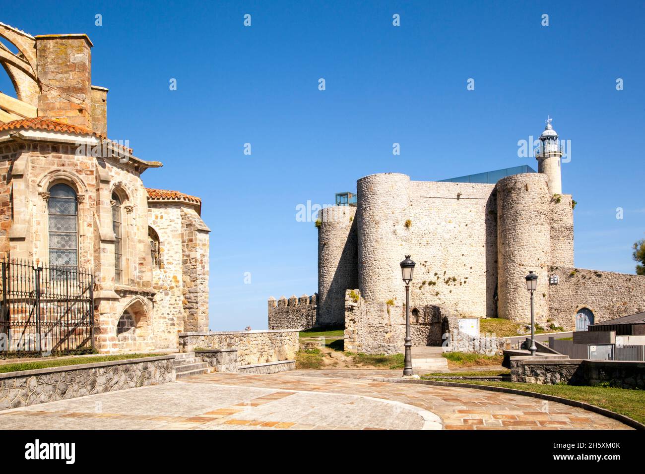 Il castello medievale di Santa Ana oggi ospitava il faro e la Chiesa di Santa María de la Asunción a Castro Urdiales Spagna settentrionale Foto Stock