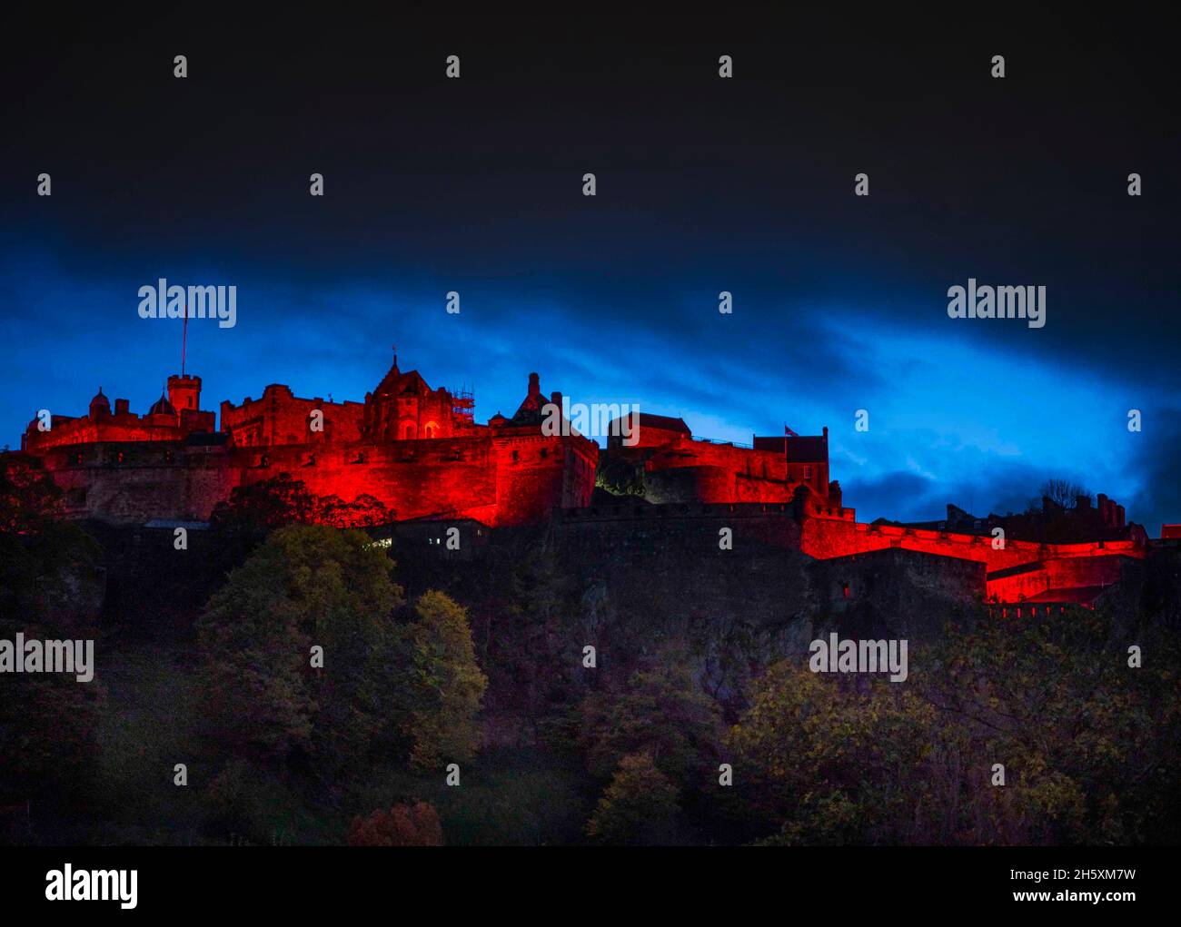 Castello di Edimburgo, Regno Unito. 11 Nov 2021. Il castello di Edimburgo è stato illuminato con luce rossa stasera per celebrare il giorno della memoria l'11 novembre 2021, come persone in tutto il Regno Unito si fermò per un periodo di silenzio alle 11 per ricordare le vittime della guerra. Credit: phil wilkinson/Alamy Live News Foto Stock