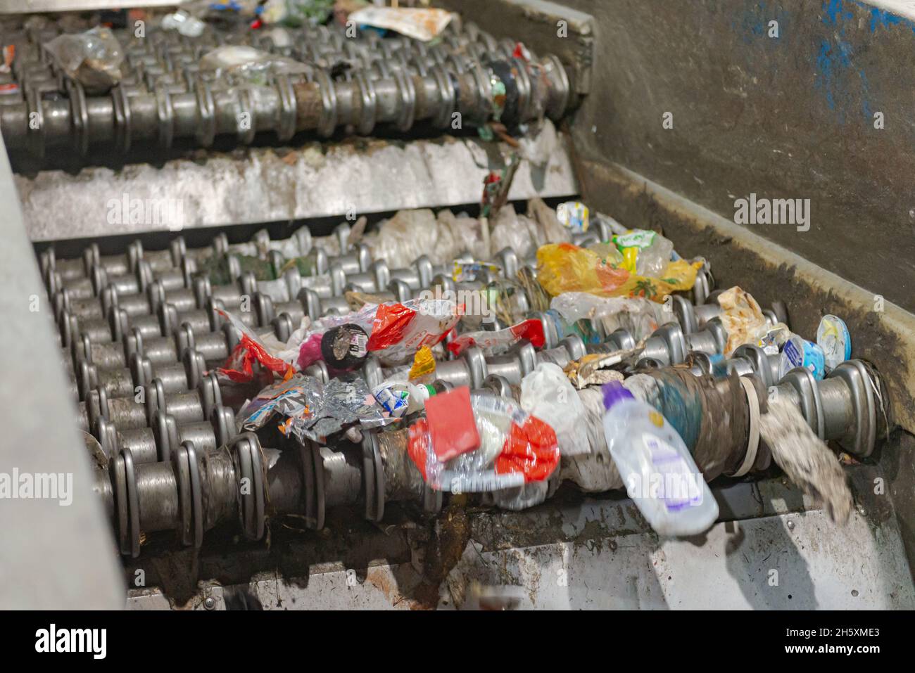 Mosca. Russia. Autunno 2020. Un nastro con un frantumatore in una fabbrica di rifiuti. Impianto di smistamento rifiuti, uno dei dispositivi. Foto Stock
