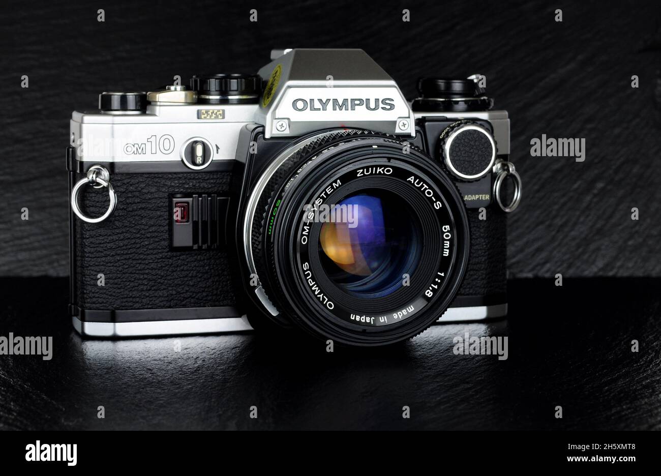 Olympus OM 10 fotocamera reflex a obiettivo singolo da 35 mm con obiettivo Zuiko 50mm auto-s montato, l'OM 10 è stato lanciato nel 1979 come parte della gamma di sistemi OM Foto Stock