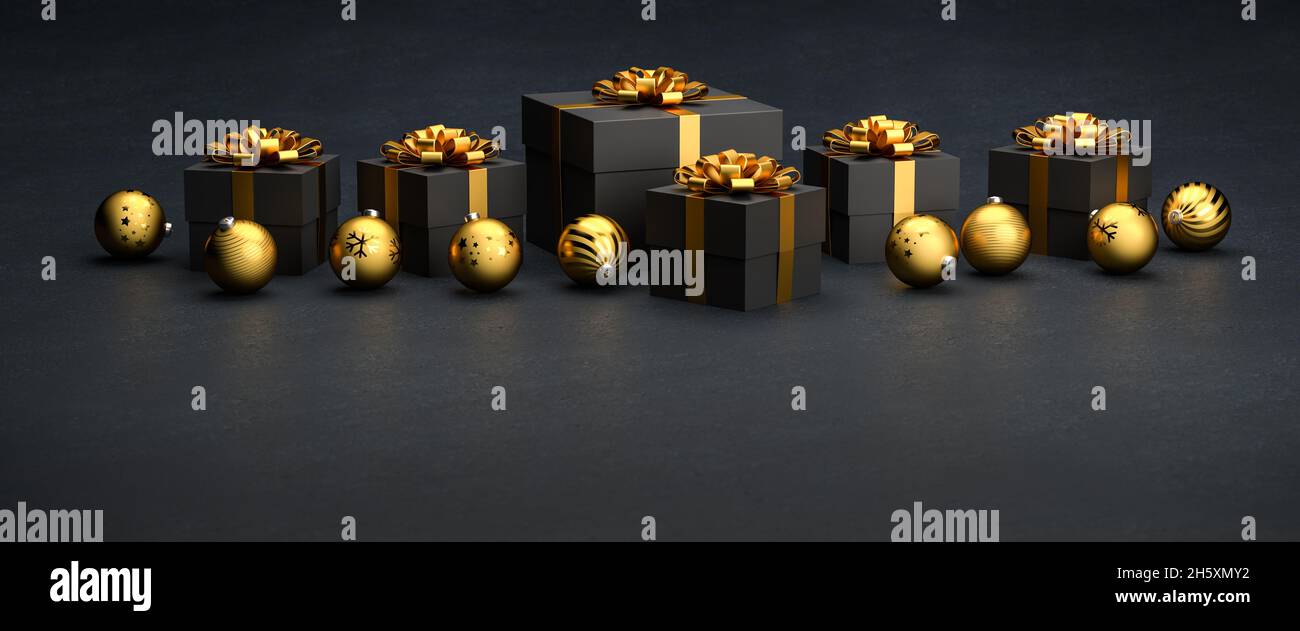 Scatole regalo scure con nastro e arco dorati e baubles natalizi su sfondo di pietra nera. Spazio di copia - dimensione banner Web Foto Stock