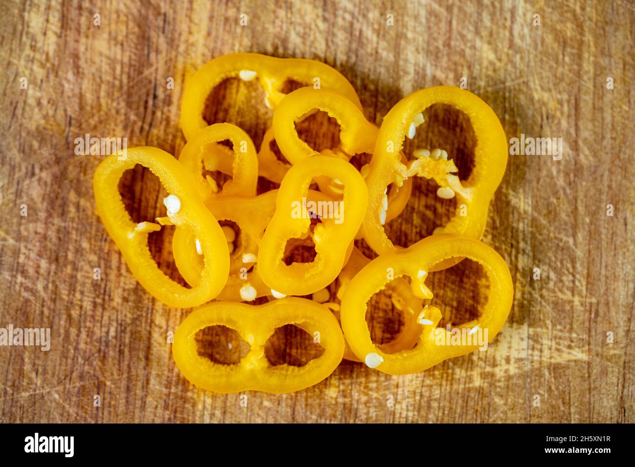 Macro foto di pepe giallo a fette Foto Stock