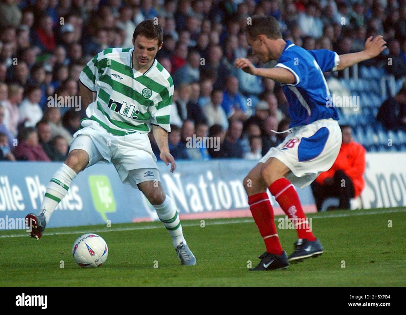 SIMON LYNCH DI CELTIC SI GRATTONA CON MATTHEW TAYLOR. PIC MIKE WALKER 2002 Foto Stock