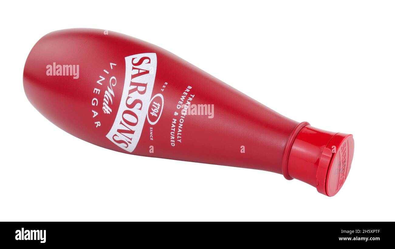 Il tradizionale aceto di malto di Sarson in una bottiglia di plastica rossa con coperchio ribaltabile Foto Stock