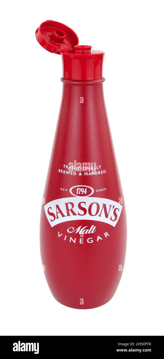 Il tradizionale aceto di malto di Sarson in una bottiglia di plastica rossa con coperchio ribaltabile Foto Stock