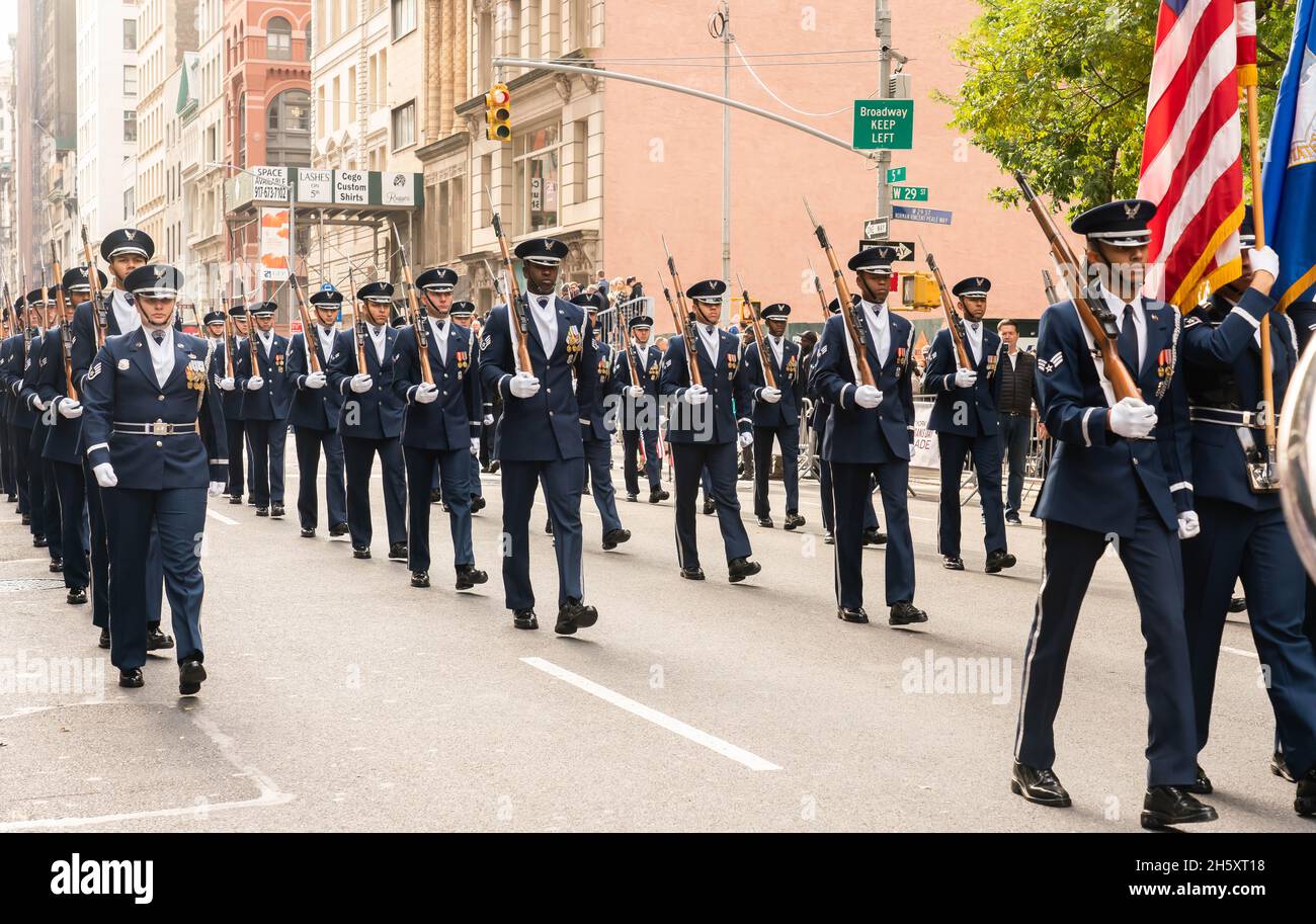 Manhattan, 5th Avenue, New York Stati Uniti d'America: 11 novembre 2021: Annuale Veteran's Day Parade; il meglio dell'esercito americano nel mondo Foto Stock