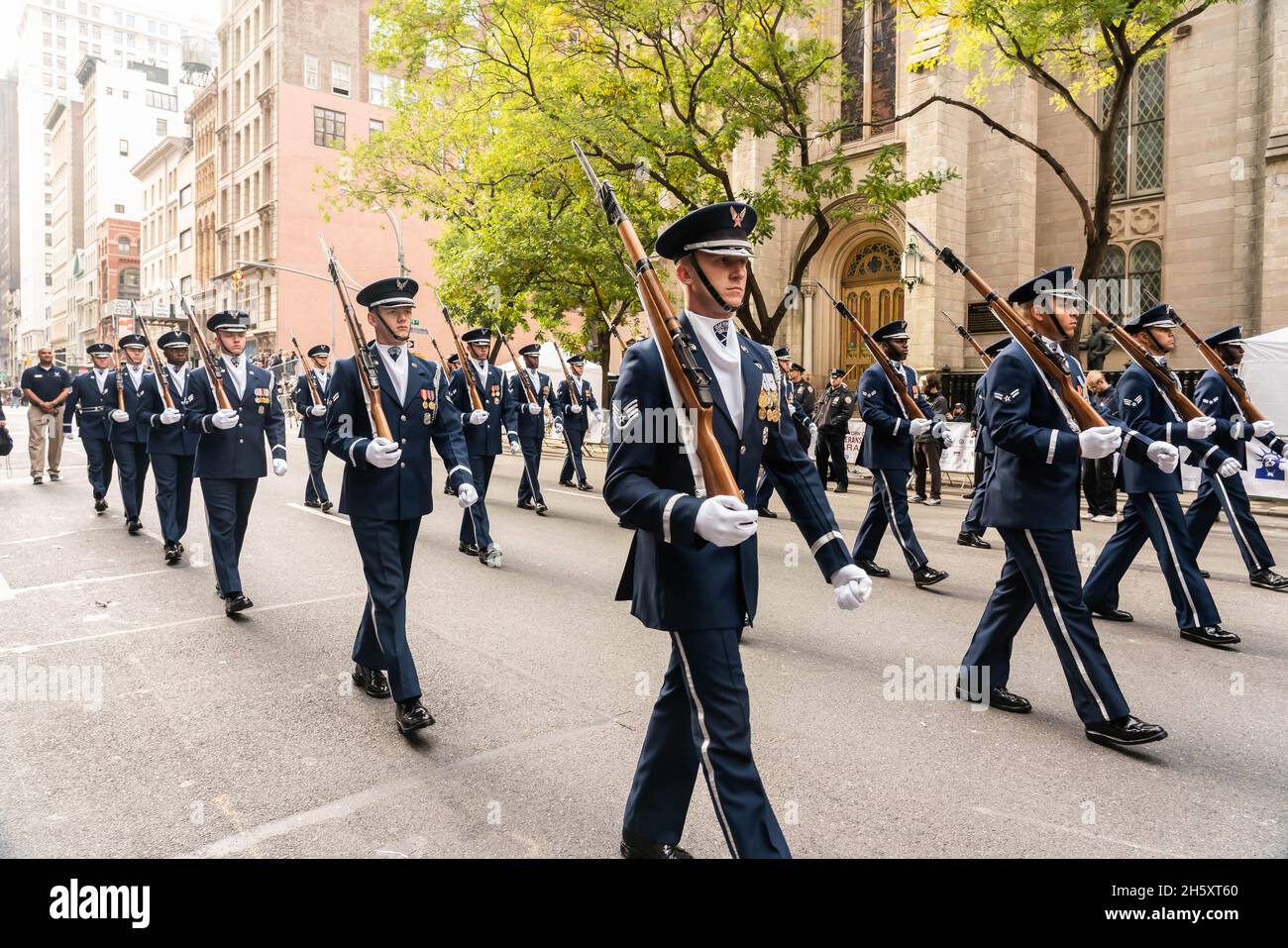 Manhattan, 5th Avenue, New York Stati Uniti d'America: 11 novembre 2021: Annuale Veteran's Day Parade; il meglio dell'esercito americano nel mondo Foto Stock