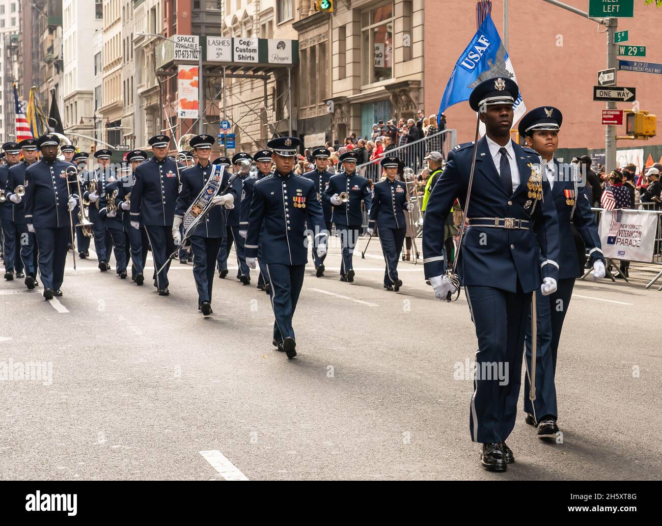 Manhattan, 5th Avenue, New York Stati Uniti d'America: 11 novembre 2021: Annuale Veteran's Day Parade; il meglio dell'esercito americano nel mondo Foto Stock