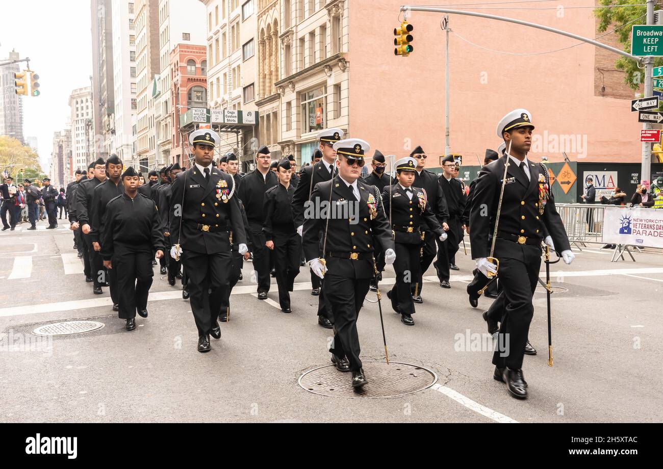 Manhattan, 5th Avenue, New York Stati Uniti d'America: 11 novembre 2021: Annuale Veteran's Day Parade; il meglio dell'esercito americano nel mondo Foto Stock