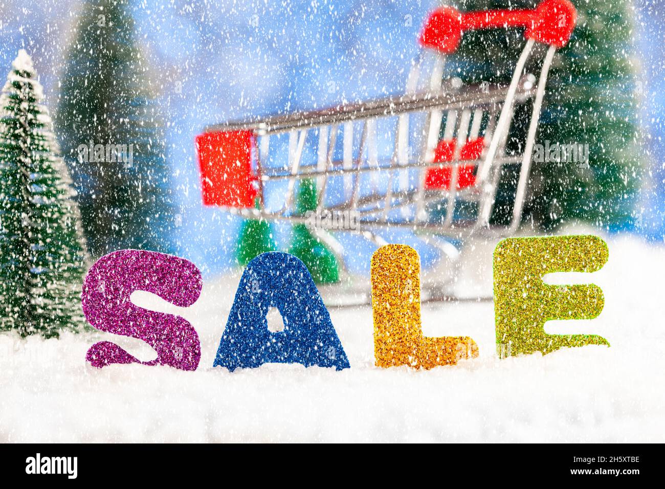 Offerta di Natale. Carrello supermercato e vendita iscrizione nella neve, è nevoso Foto Stock