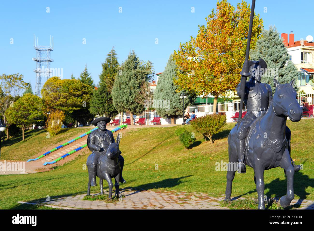 Statua di Don Chisciotte e Sancho Panza all'aperto nel parco in una giornata di sole Foto Stock