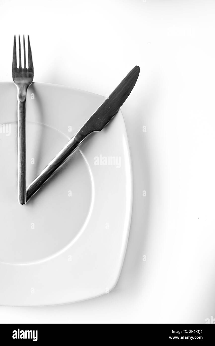 Tempo concettuale per mangiare isolato su bianco Foto Stock