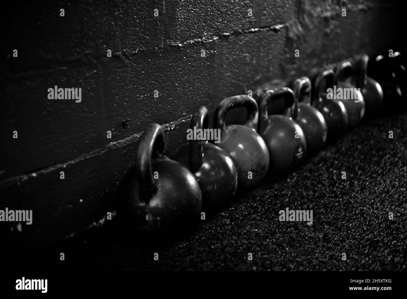 kettlebells sul pavimento in una palestra Foto Stock