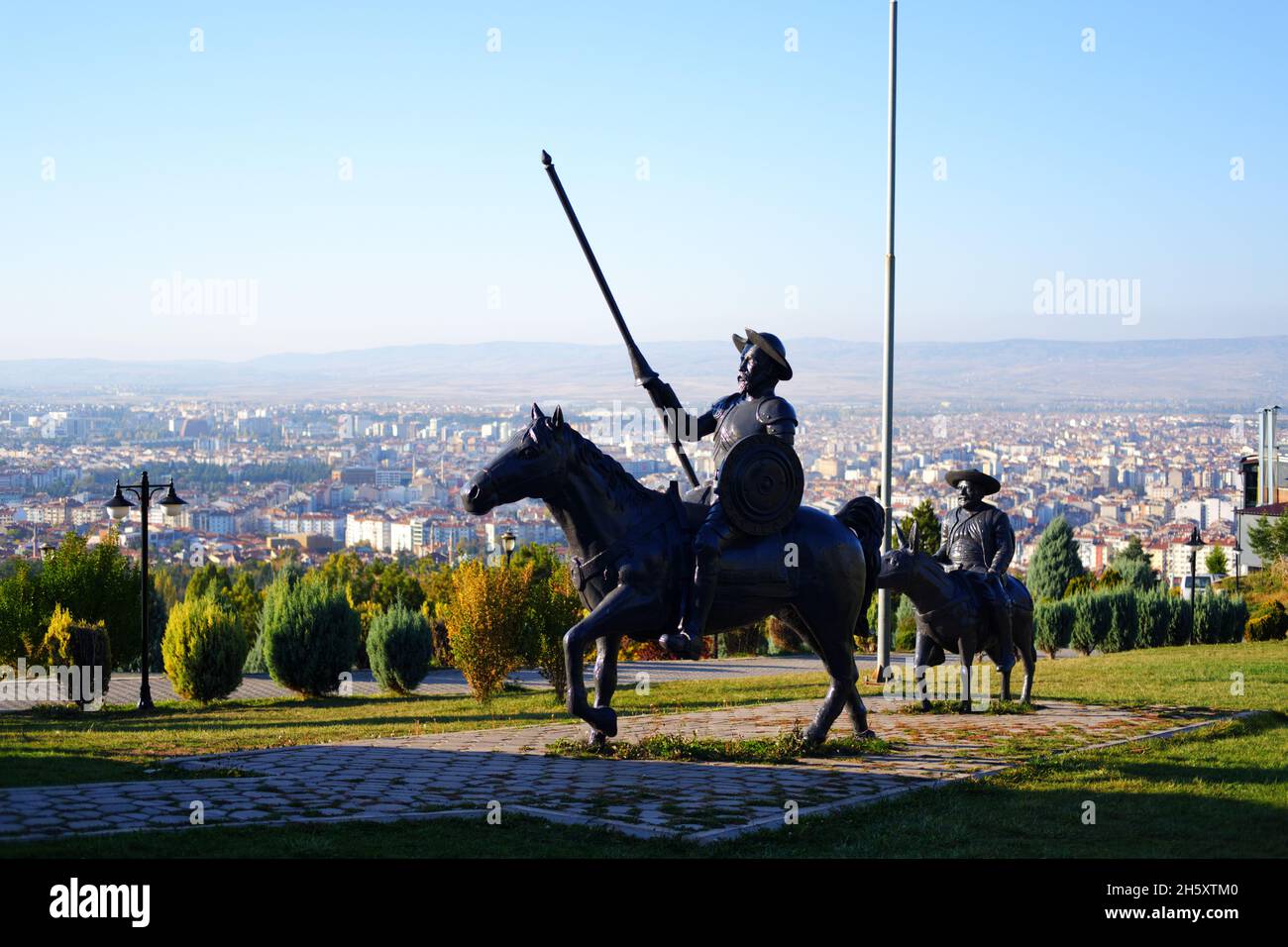 Statua di Don Chisciotte e Sancho Panza all'aperto nel parco in una giornata di sole in Turchia Eskisehir Foto Stock