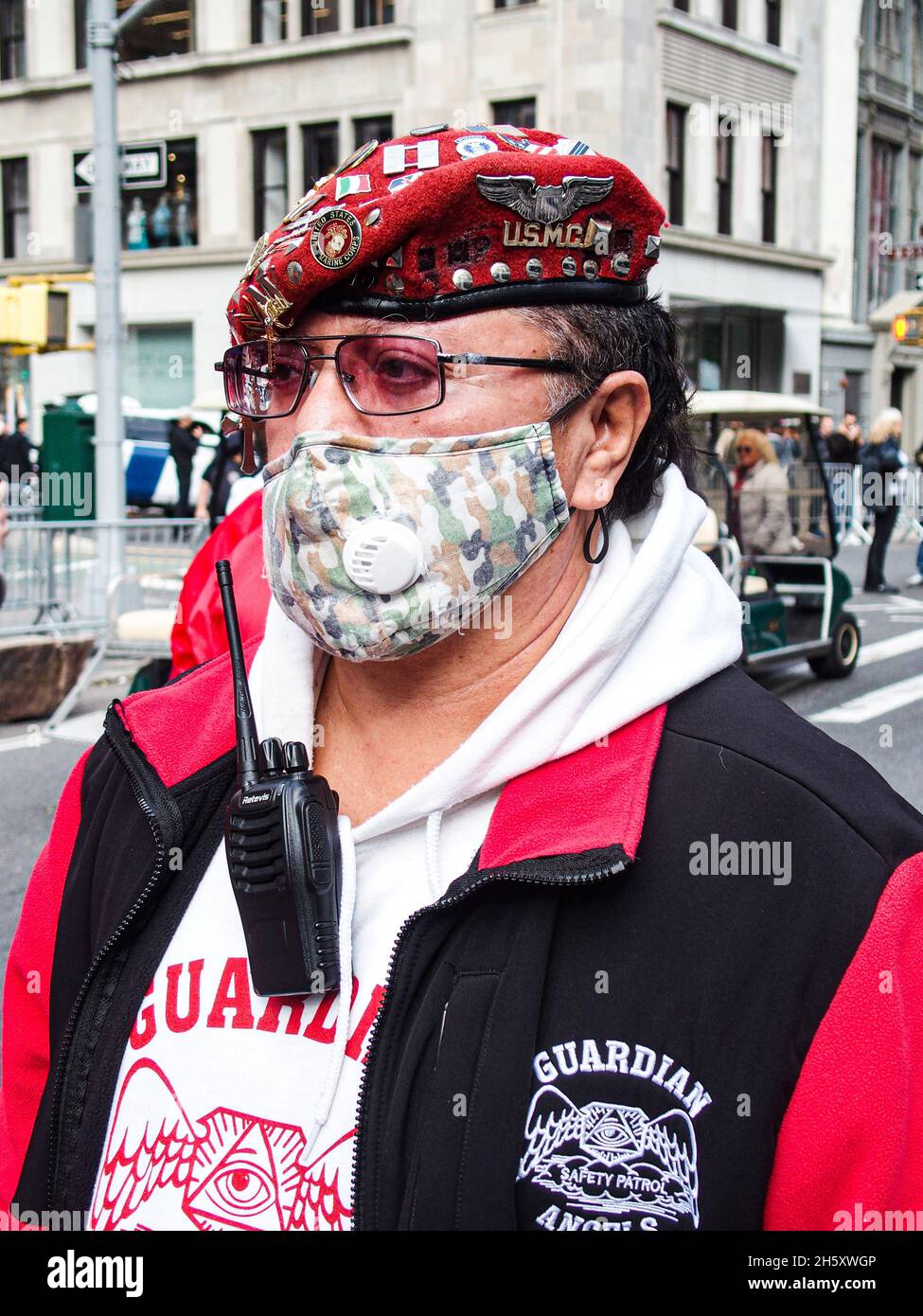 New York, Stati Uniti. 11 Nov 2021. La 102° Parata del giorno dei Veterani di New York ha ricominciato dopo due anni di hiatus.Veterans Day celebra e onora tutti gli uomini e le donne coraggiosi, Sia i vivi che i morti che hanno combattuto per il paese e nei servizi armati. Quest'anno commemorerà anche il ventesimo anniversario del 9/11 e il trentesimo anniversario dell'operazione Desert Storm.Banding insieme, Tutti sono usciti con persone care e ricordate e si sono avvicinati al 5 marzo a Manhattan tra 25th Street e 40th Street. Credit: BnB/ZUMA Wire/Alamy Live News Credit: ZUMA Press, Inc./Alamy Liv Foto Stock