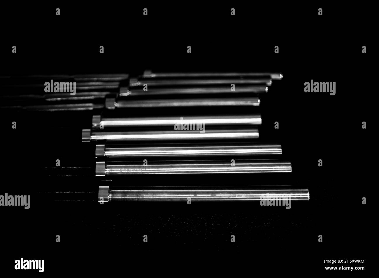 barre di sollevamento pesi isolate sul piano della palestra Foto Stock