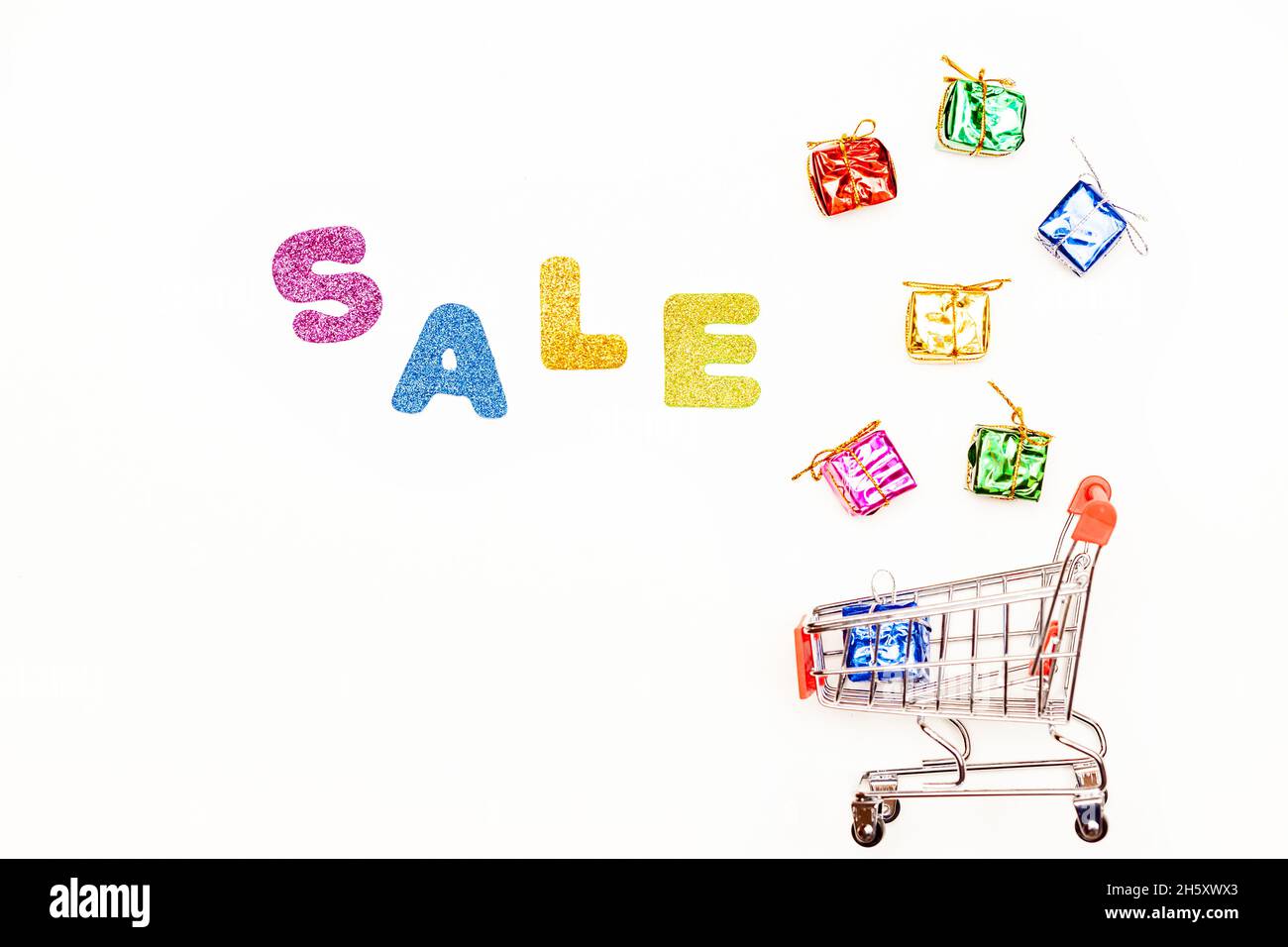 Offerta di Natale. Carrello supermercato e vendita iscrizioni Foto Stock