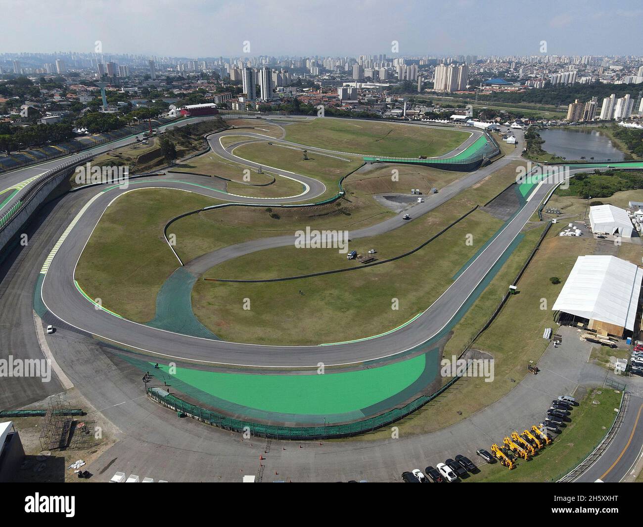 Interlagos, Brasile. 03 novembre 2021. 03.11.2021, Autodromo Jose Carlos Pace, Interlagos, FORMULA 1 HEINEKEN GRANDE PREMIO DO BRASIL 2021, nella foto foto aerea con un drone del circuito di Interlagos. Credit: dpa/Alamy Live News Foto Stock