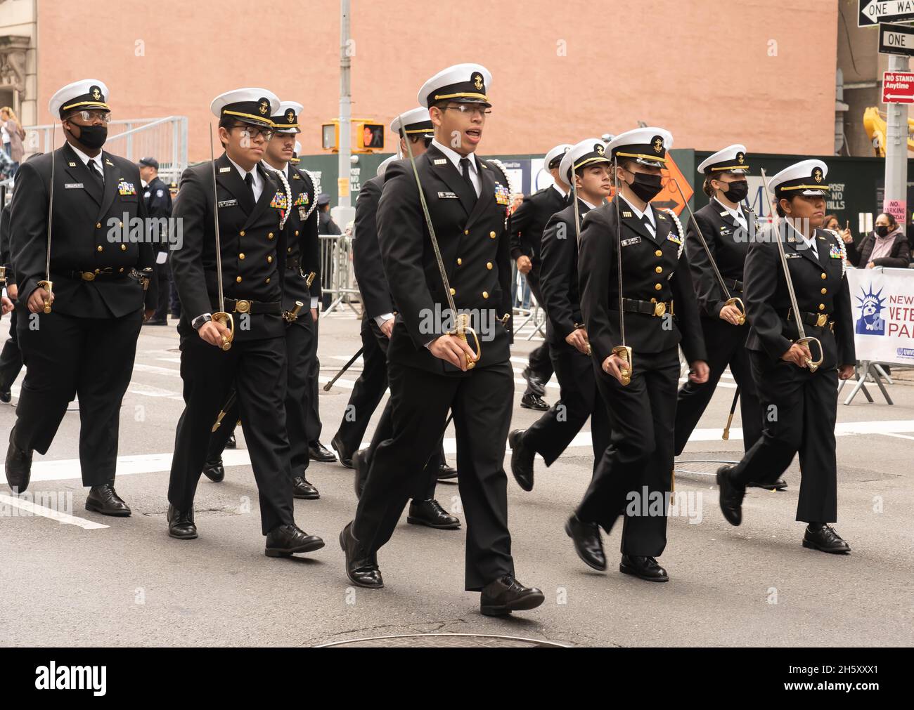 Manhattan, 5th Avenue, New York Stati Uniti d'America: 11 novembre 2021: Annuale Veteran's Day Parade; il meglio dell'esercito americano nel mondo Foto Stock