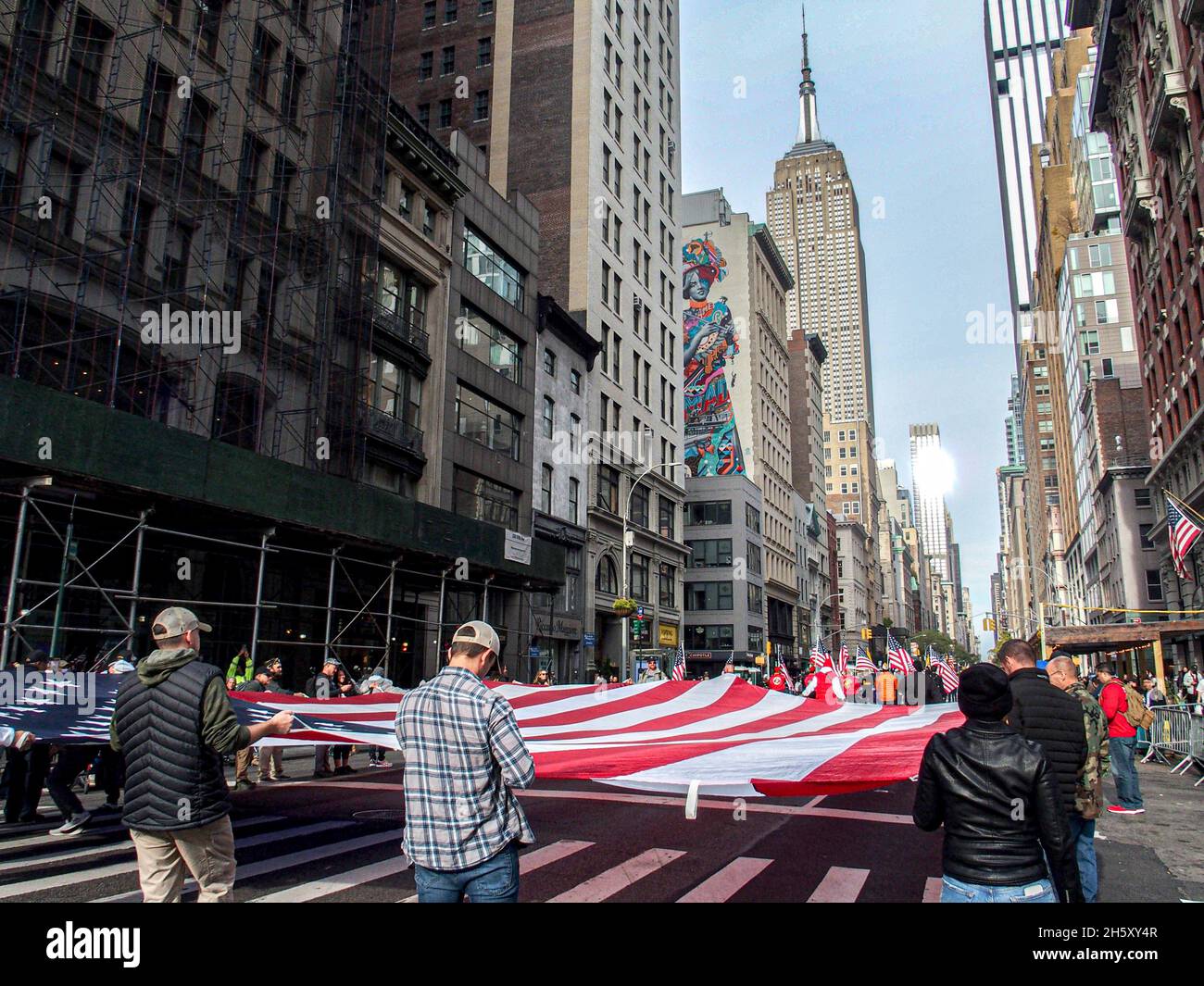 New York, Stati Uniti. 11 Nov 2021. La 102° Parata del giorno dei Veterani di New York ha ricominciato dopo due anni di hiatus.Veterans Day celebra e onora tutti gli uomini e le donne coraggiosi, Sia i vivi che i morti che hanno combattuto per il paese e nei servizi armati. Quest'anno commemorerà anche il ventesimo anniversario del 9/11 e il trentesimo anniversario dell'operazione Desert Storm.Banding insieme, Tutti sono usciti con persone care e ricordate e si sono avvicinati al 5 marzo a Manhattan tra 25th Street e 40th Street. Credit: BnB/ZUMA Wire/Alamy Live News Credit: ZUMA Press, Inc./Alamy Liv Foto Stock