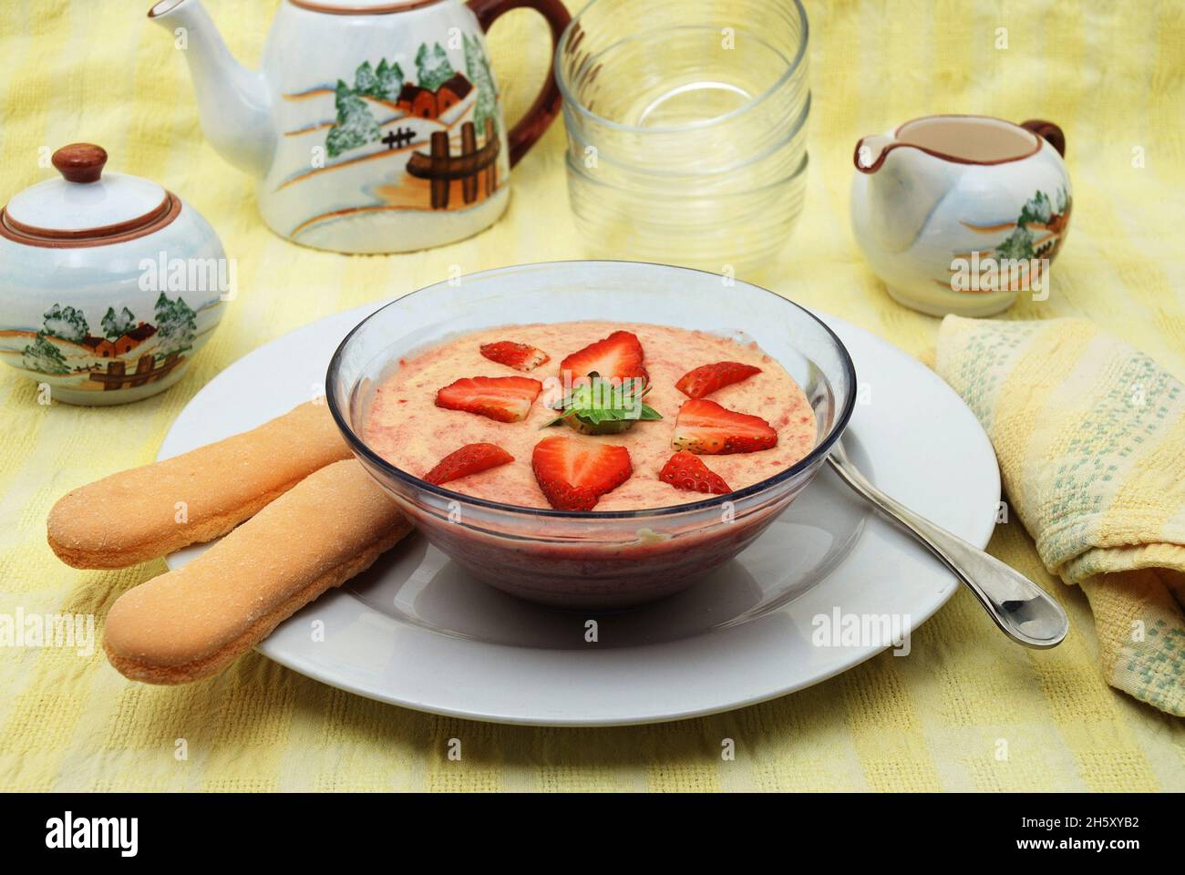 Dessert alla fragola con panna bavarese in una ciotola di vetro Foto Stock