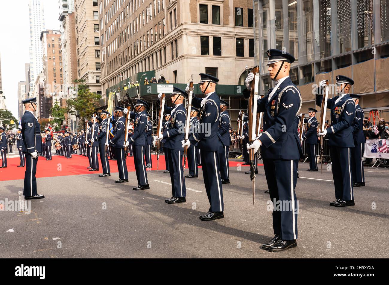 Manhattan, 5th Avenue, New York Stati Uniti d'America: 11 novembre 2021: Annuale Veteran's Day Parade; il meglio dell'esercito americano nel mondo Foto Stock