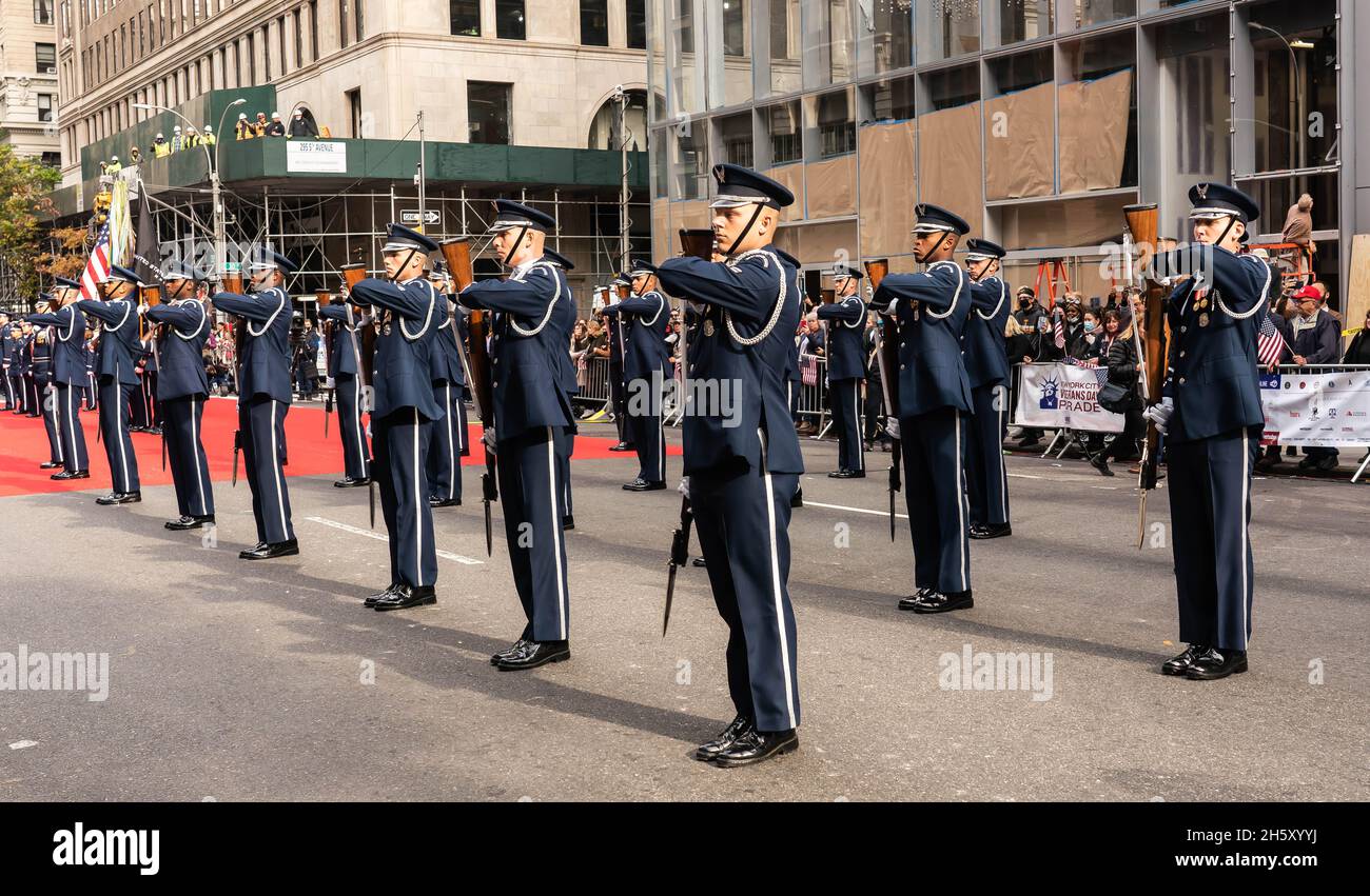 Manhattan, 5th Avenue, New York Stati Uniti d'America: 11 novembre 2021: Annuale Veteran's Day Parade; il meglio dell'esercito americano nel mondo Foto Stock