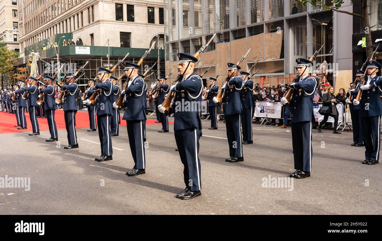 Manhattan, 5th Avenue, New York Stati Uniti d'America: 11 novembre 2021: Annuale Veteran's Day Parade; il meglio dell'esercito americano nel mondo Foto Stock