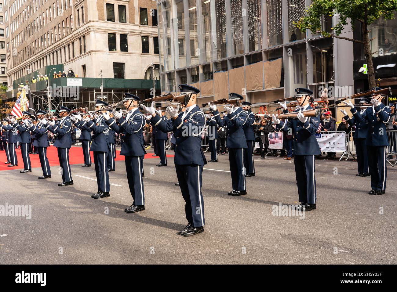 Manhattan, 5th Avenue, New York Stati Uniti d'America: 11 novembre 2021: Annuale Veteran's Day Parade; il meglio dell'esercito americano nel mondo Foto Stock