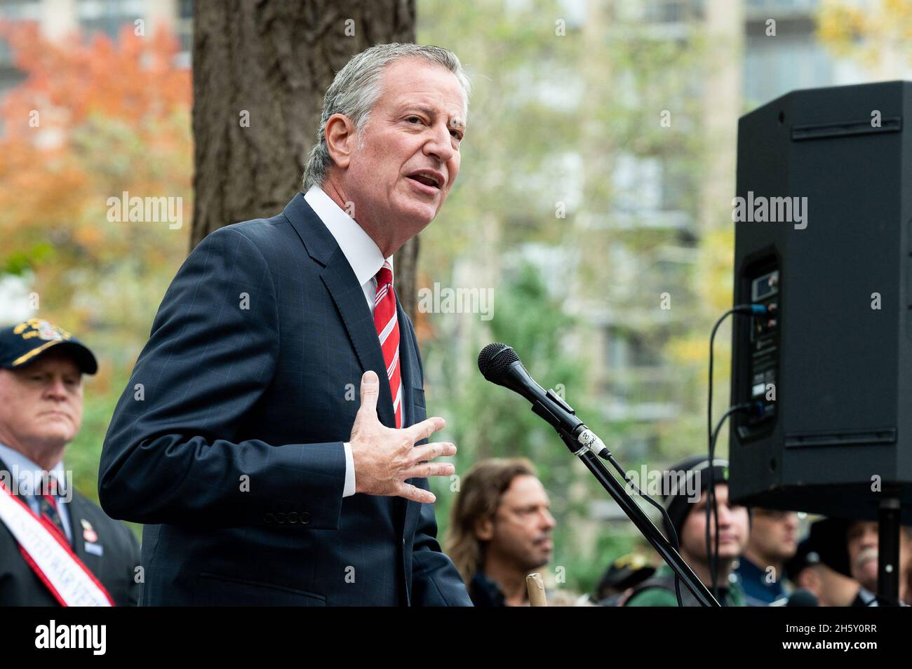 New York, Stati Uniti. 11 Nov 2021. Il sindaco di New York Bill de Blasio parla in una cerimonia prima dell'inizio della sfilata Veterans Day a New York. Credit: SOPA Images Limited/Alamy Live News Foto Stock