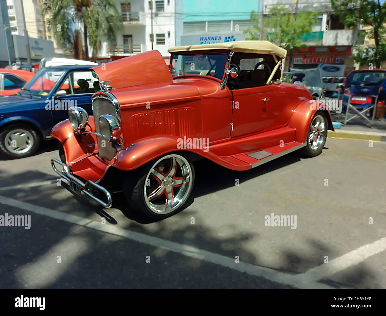 BUENOS AIRES, ARGENTINA - Nov 08, 2021: Restaurato vecchio Ford modello B Roadster 1930. Vista laterale. Expo Warnes 2021 mostra di auto classiche. CopySpace Foto Stock