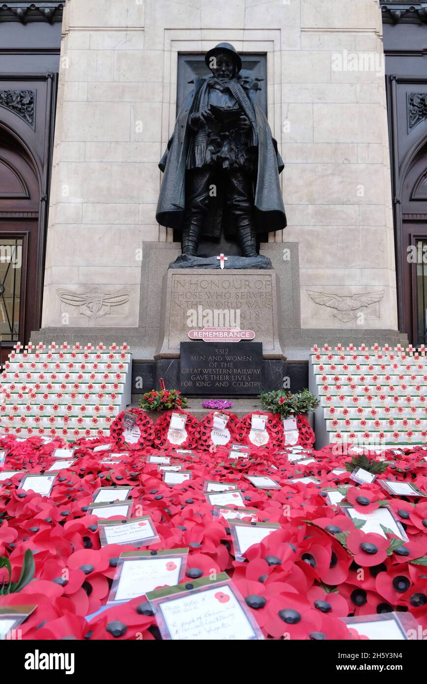Londra, Regno Unito. Le corone sono disposte intorno al primo memoriale della guerra mondiale per la Giornata dell'armistizio, segnando il giorno in cui le forze alleate e tedesche hanno firmato un trattato di pace. Foto Stock