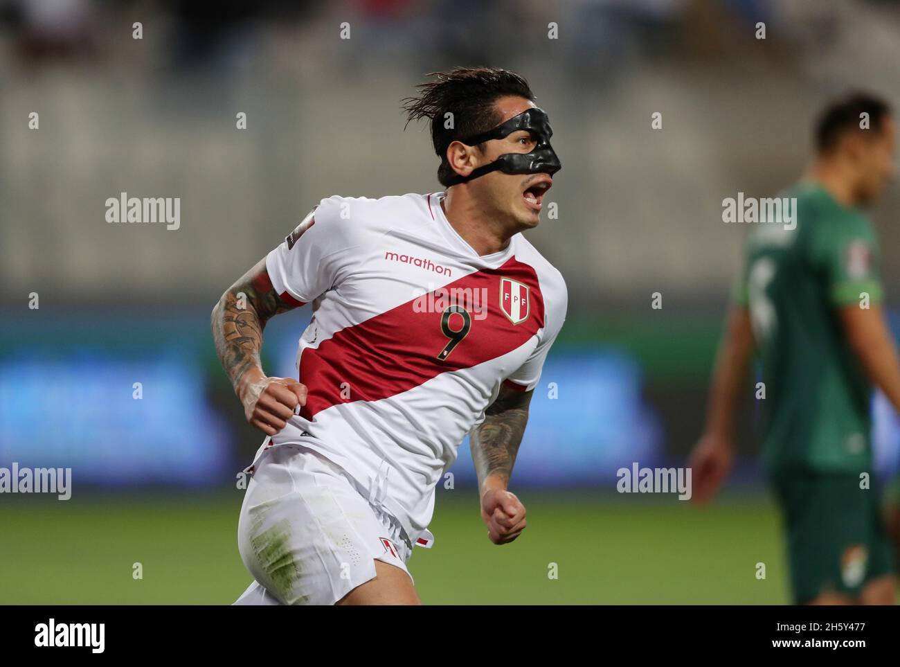 Calcio - Coppa del mondo - Qualifiers sudamericani - Perù / Bolivia -  Estadio Nacional, Lima, Perù - 11 novembre 2021 Gianluca Lapadula in Perù  celebra il loro primo gol Pool via REUTERS/Sebastian Castaneda Foto stock -  Alamy