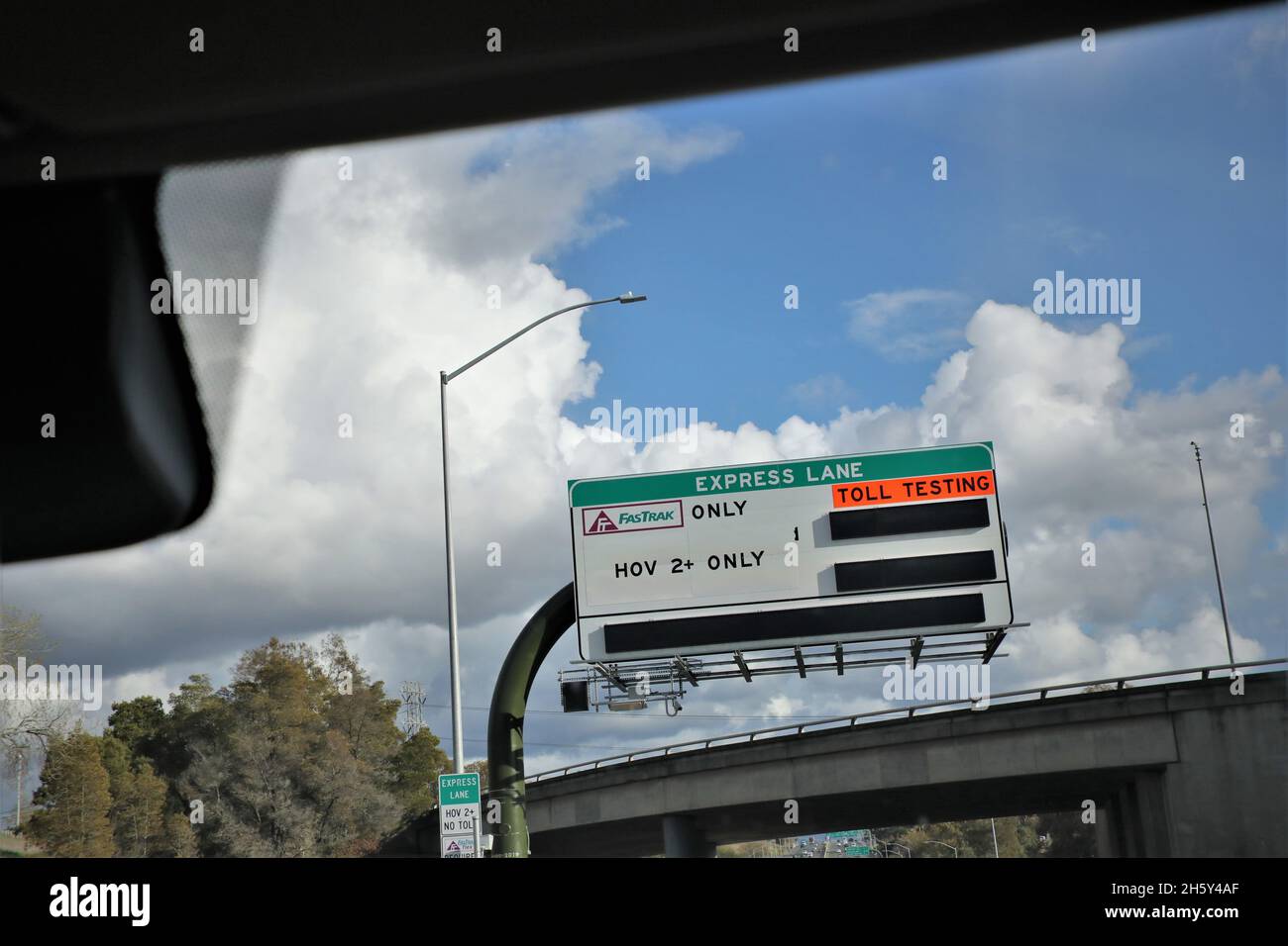 Prendi la corsia con pedaggio express sospira nell'area della baia di San Francisco per andare più veloce e pagare la corsia sinistra della superstrada FasTrak feein Foto Stock