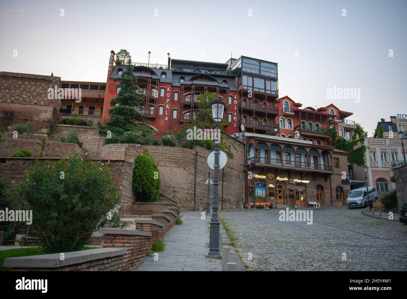 Vista dal parco alla strada di Tbilisi Foto Stock