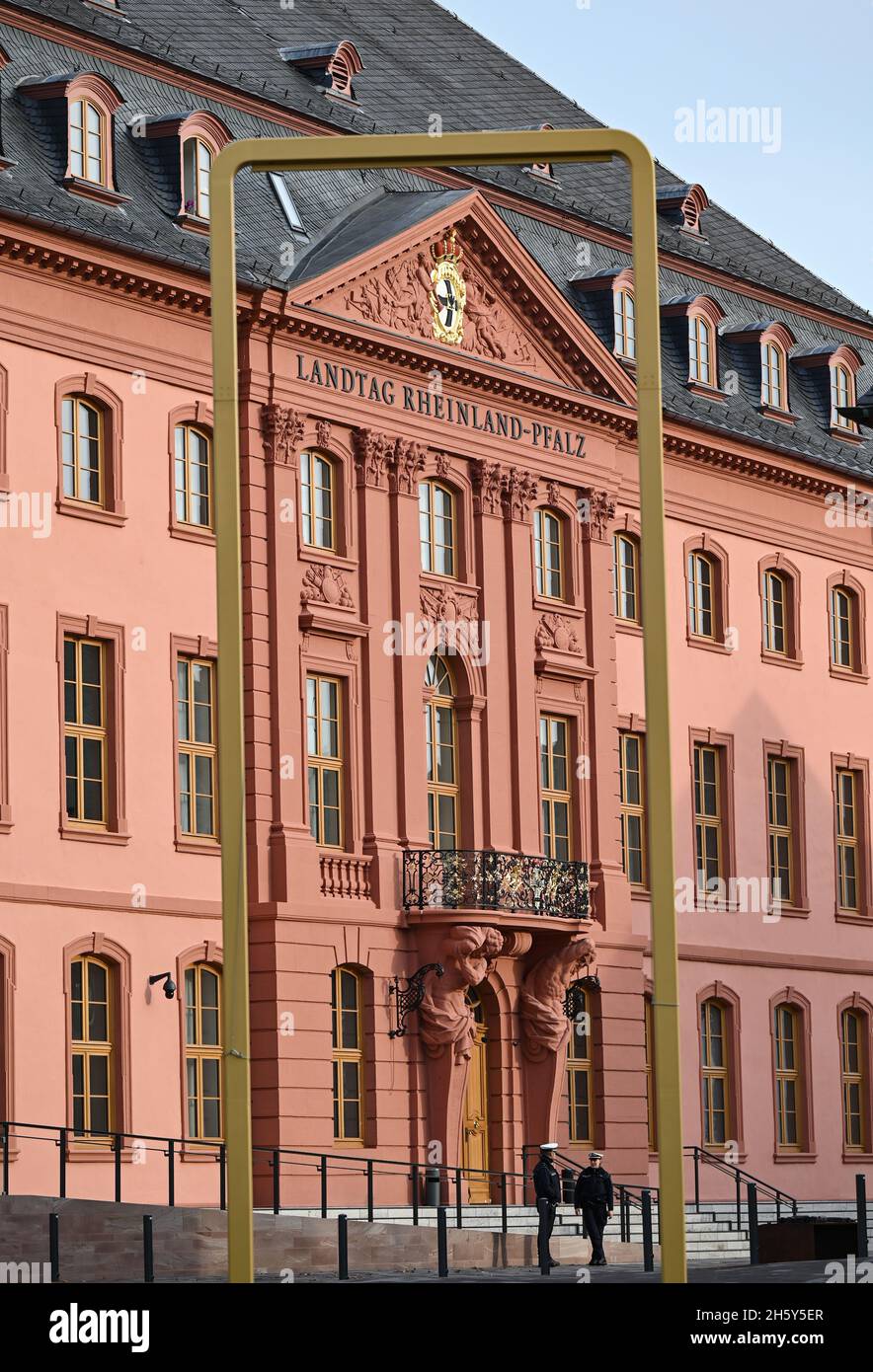 10 novembre 2021, Renania-Palatinato, Magonza: Un telaio in ottone vuoto dell'installazione 'tre colori' dell'artista berlinese Michael Sailstorfer si erge su un prato di fronte al parlamento di Stato della Renania-Palatinato. L'opera d'arte di fronte al rinnovato parlamento di Stato dovrebbe essere completata la prossima settimana. I pannelli in tessuto alti sei metri e larghi tre metri in nero, rosso e oro erano già stati abbattuti alcune settimane fa come precauzione a causa di un avvertimento di tempesta. Da allora, i tre archi in metallo sono stati vuoti davanti al Deutschhaus. (Al dpa 'bandiere di tornare al parlamento di Stato Foto Stock