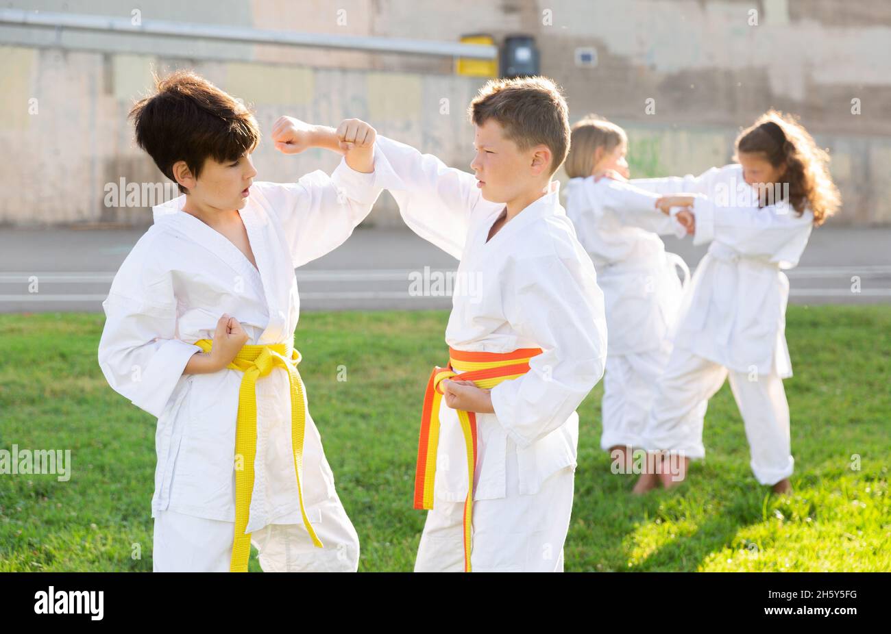 Bambini che sparano durante l'allenamento del karate Foto Stock