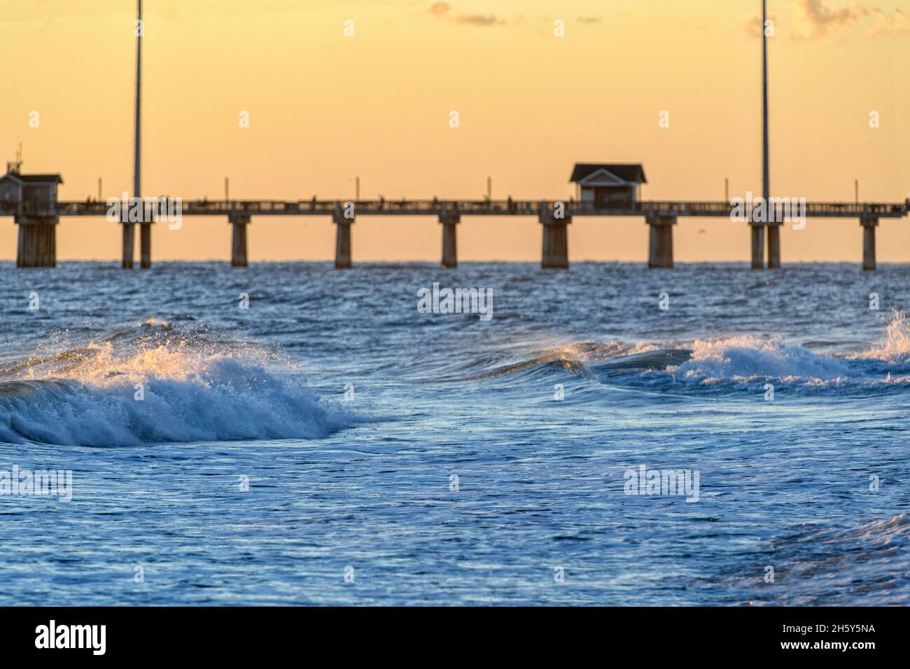 Waves crashing, Jennette's Pier, North Carolina, Outer Banks Foto Stock