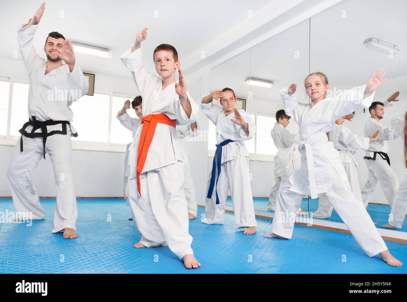 Bambini che provano le mosse marziali nella classe di karate Foto stock -  Alamy