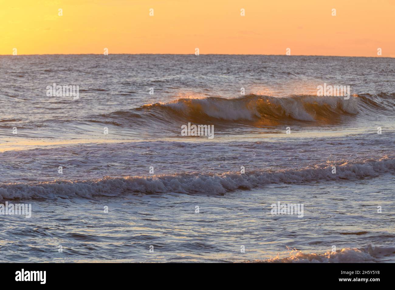Onde che si infrangono all'alba, Oceano Atlantico, Carolina del Nord, Outer Banks Foto Stock