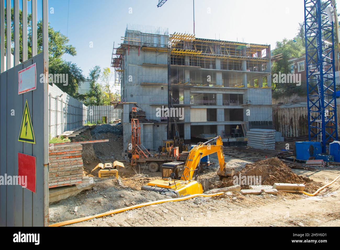 Sei piani di edificio incompiuto nel cantiere. Attrezzatura speciale nel cantiere. Foto Stock