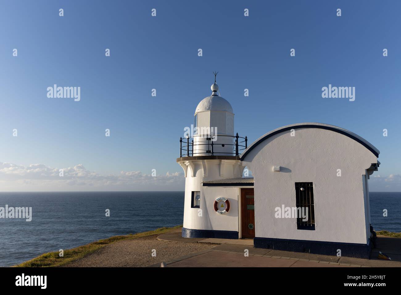 primo piano del faro del punto di attacco in una mattinata d'autunno a port macquarie Foto Stock