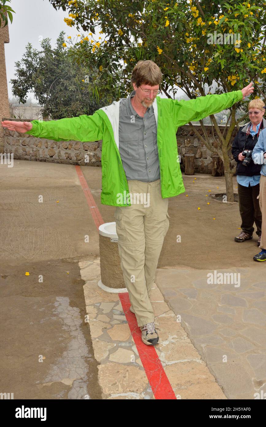 Mostre equatoriali, Ciudad Mitad del Mundo, bilancio di prova sulla linea equatoriale, Museo de Sitio Intinan, parrocchia di San Antonio, cantone di Foto Stock