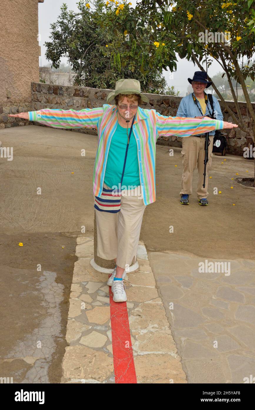 Mostre equatoriali, Ciudad Mitad del Mundo, bilancio di prova sulla linea equatoriale, Museo de Sitio Intinan, parrocchia di San Antonio, cantone di Foto Stock
